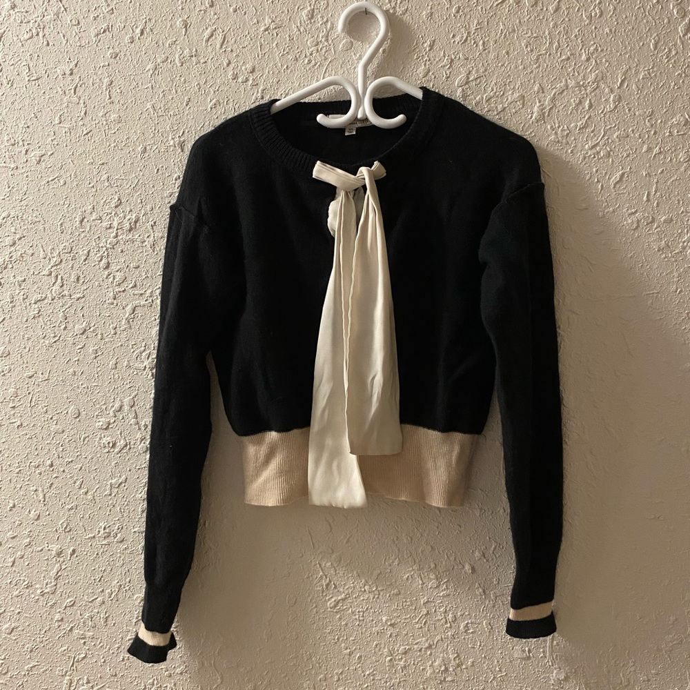 Cute wool and cashmere sweater with pussy bow